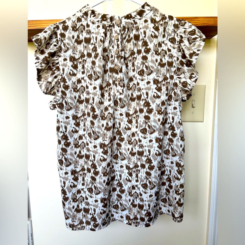 Brown, tan, and cream patterned blouse. Flowy short sleeves size small